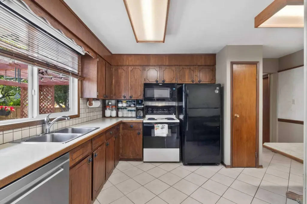 6832 Huntchester Road NE Calgary AB T2K 5E6