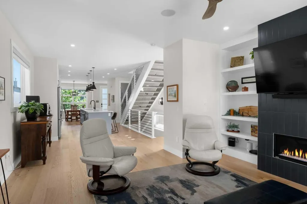 2407 33 Street SW Calgary AB T3E 2T3