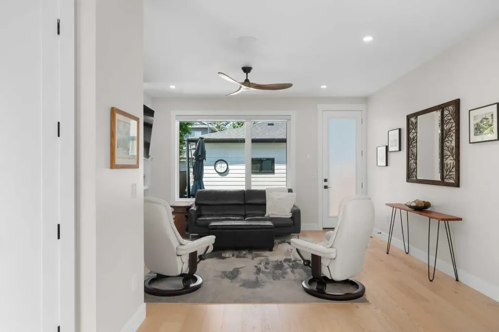 2407 33 Street SW Calgary AB T3E 2T3