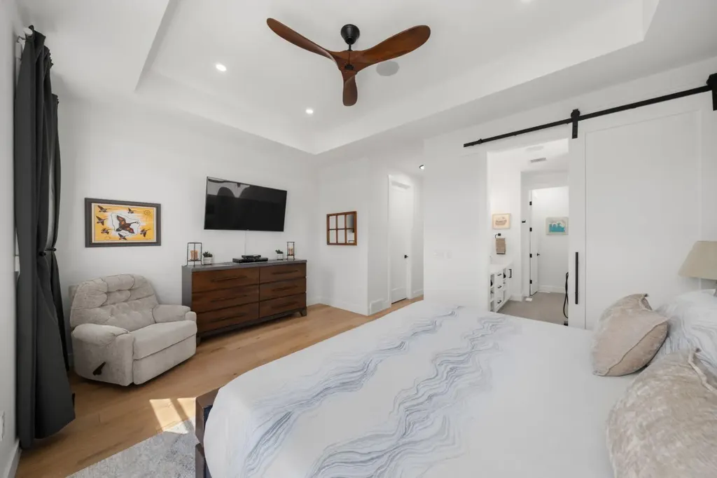 2407 33 Street SW Calgary AB T3E 2T3
