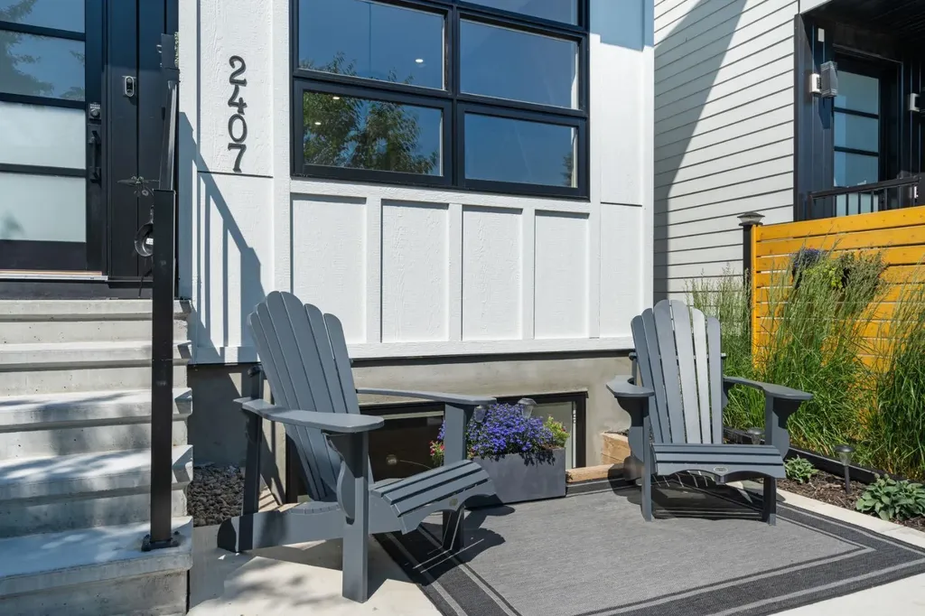 2407 33 Street SW Calgary AB T3E 2T3