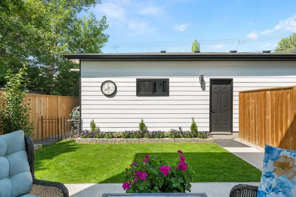 2407 33 Street SW Calgary AB T3E 2T3