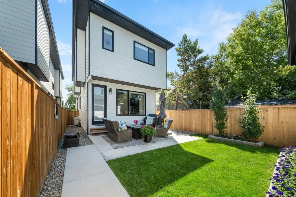 2407 33 Street SW Calgary AB T3E 2T3