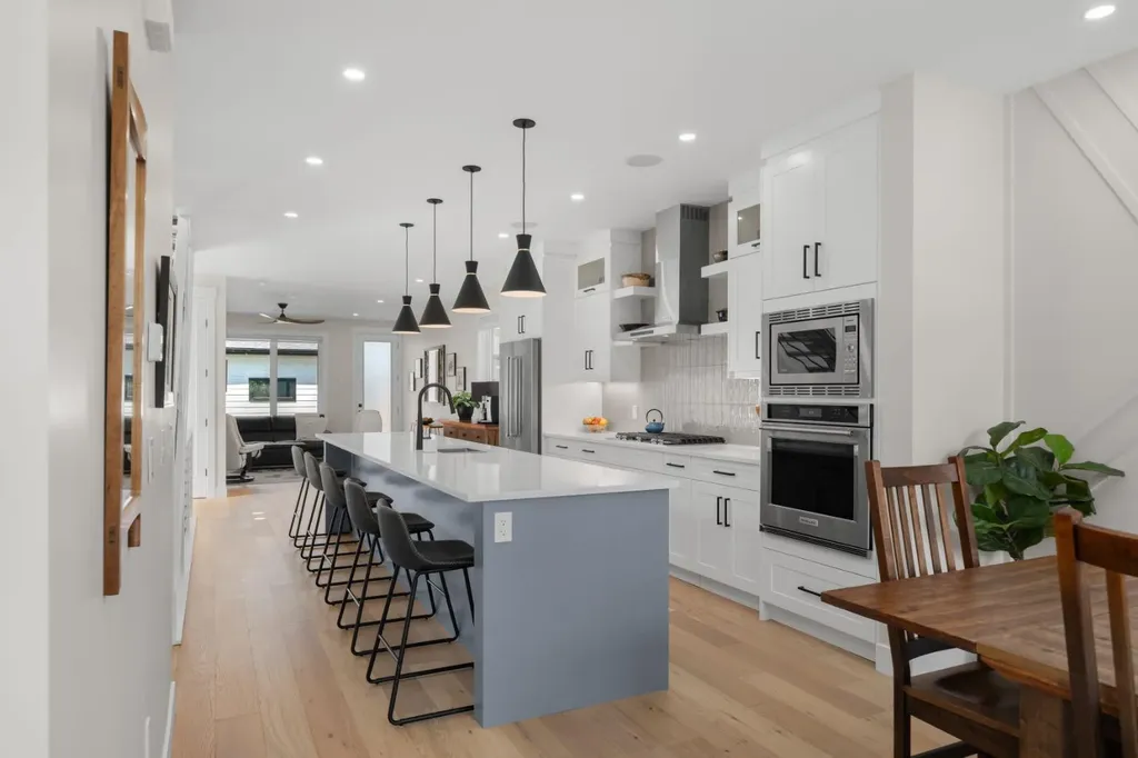 2407 33 Street SW Calgary AB T3E 2T3