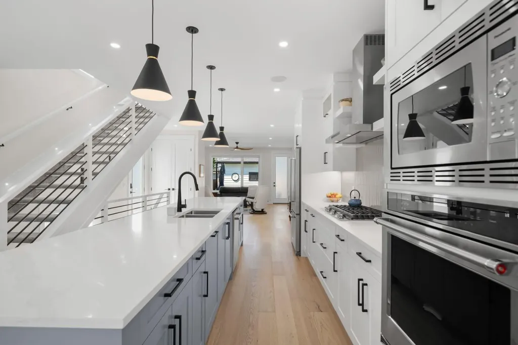 2407 33 Street SW Calgary AB T3E 2T3