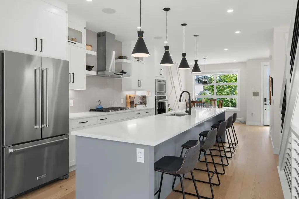 2407 33 Street SW Calgary AB T3E 2T3
