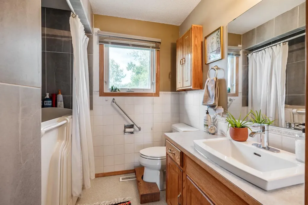 70 8 Avenue E Cardston AB T0K 0K0