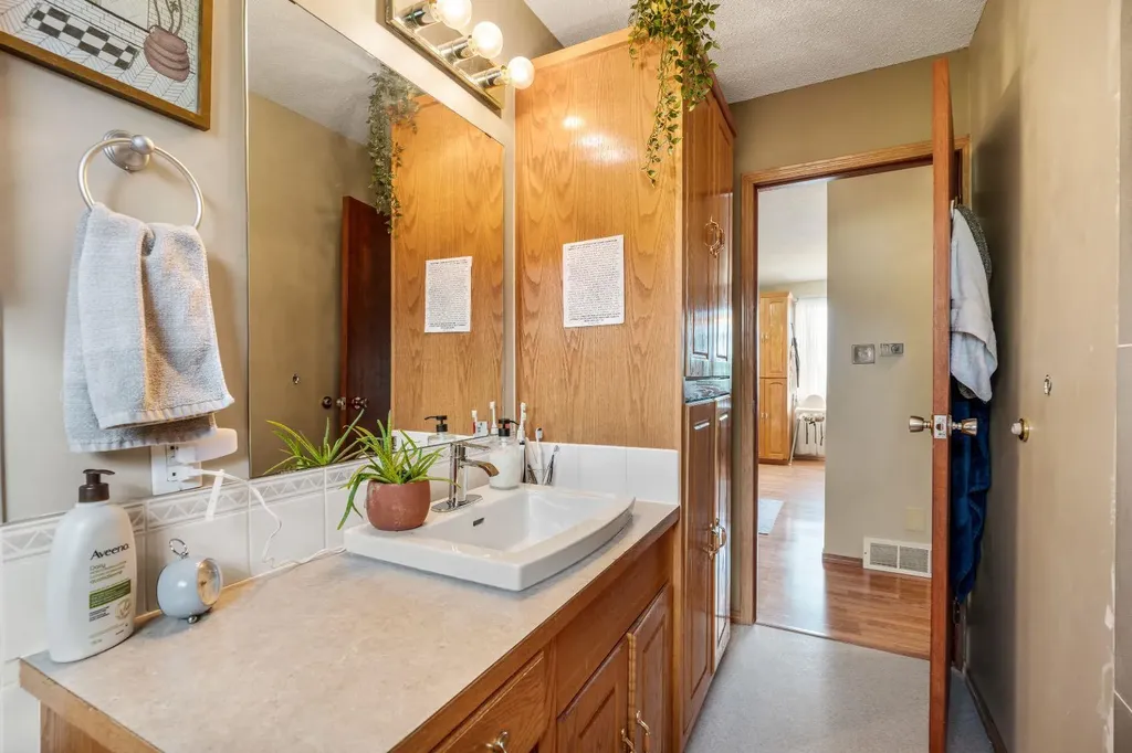 70 8 Avenue E Cardston AB T0K 0K0