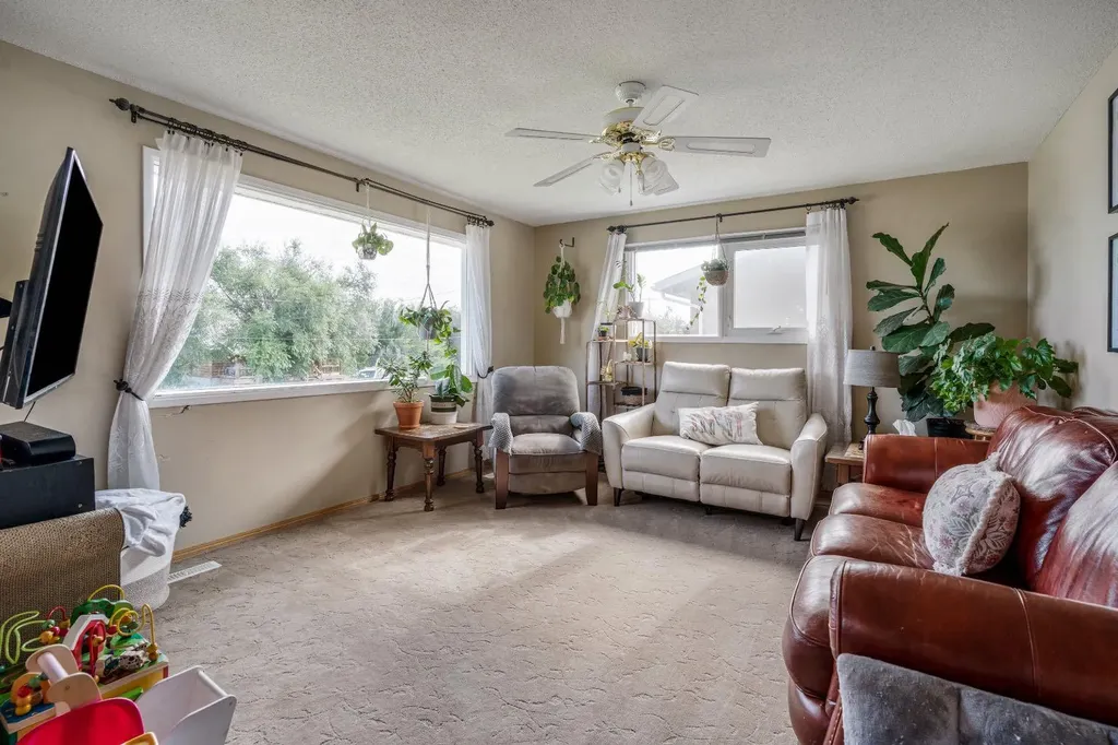 70 8 Avenue E Cardston AB T0K 0K0