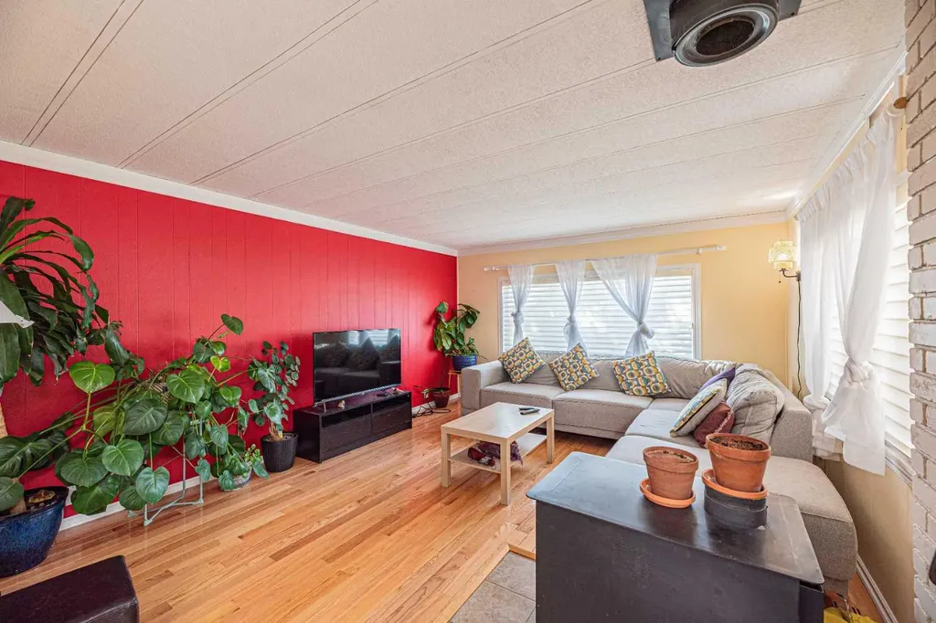 3223 83 Street NW Calgary AB T3B 5N1