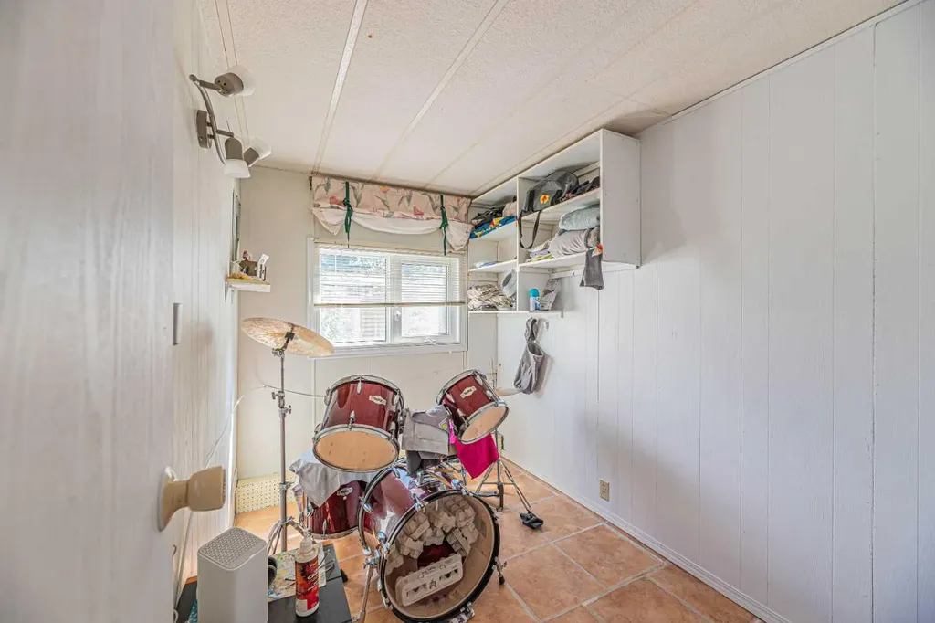 3223 83 Street NW Calgary AB T3B 5N1