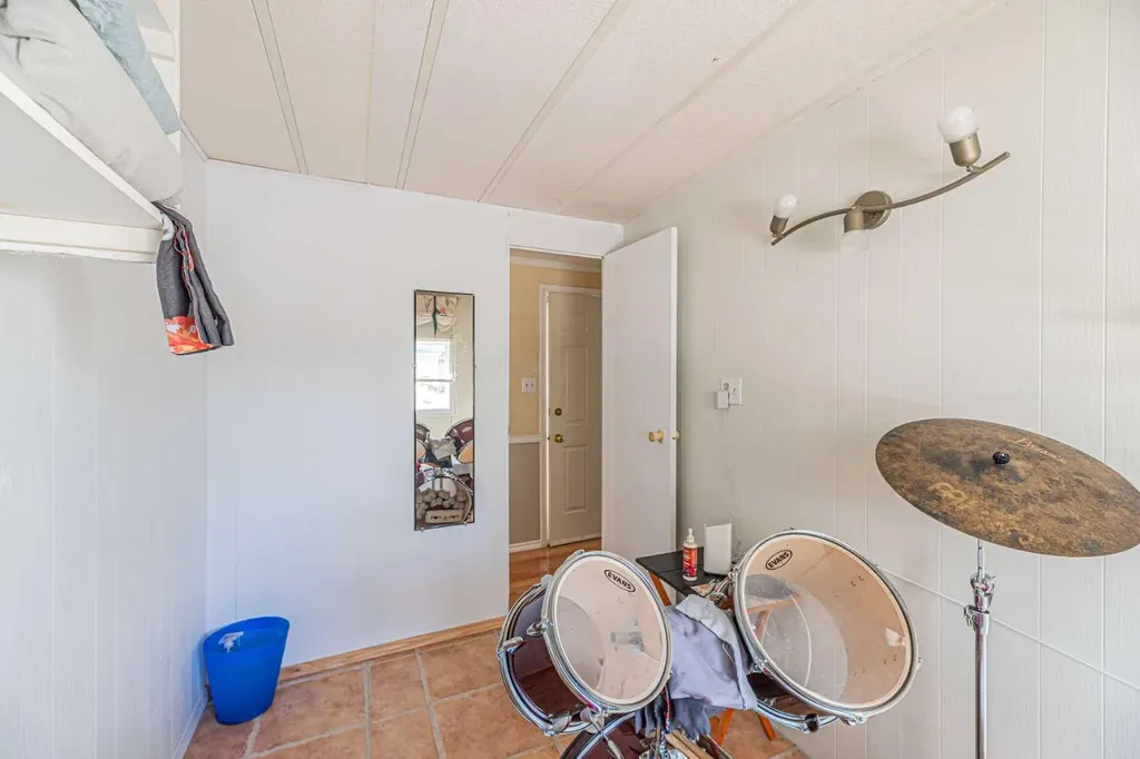 3223 83 Street NW Calgary AB T3B 5N1