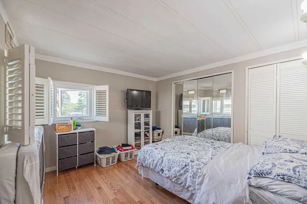 3223 83 Street NW Calgary AB T3B 5N1