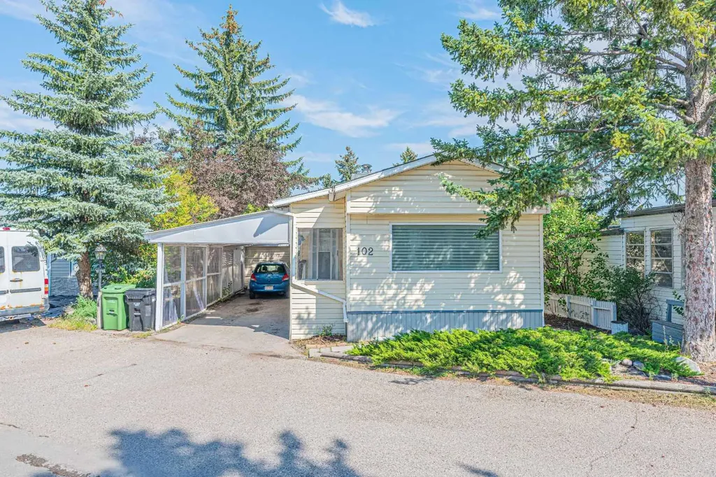 3223 83 Street NW Calgary AB T3B 5N1