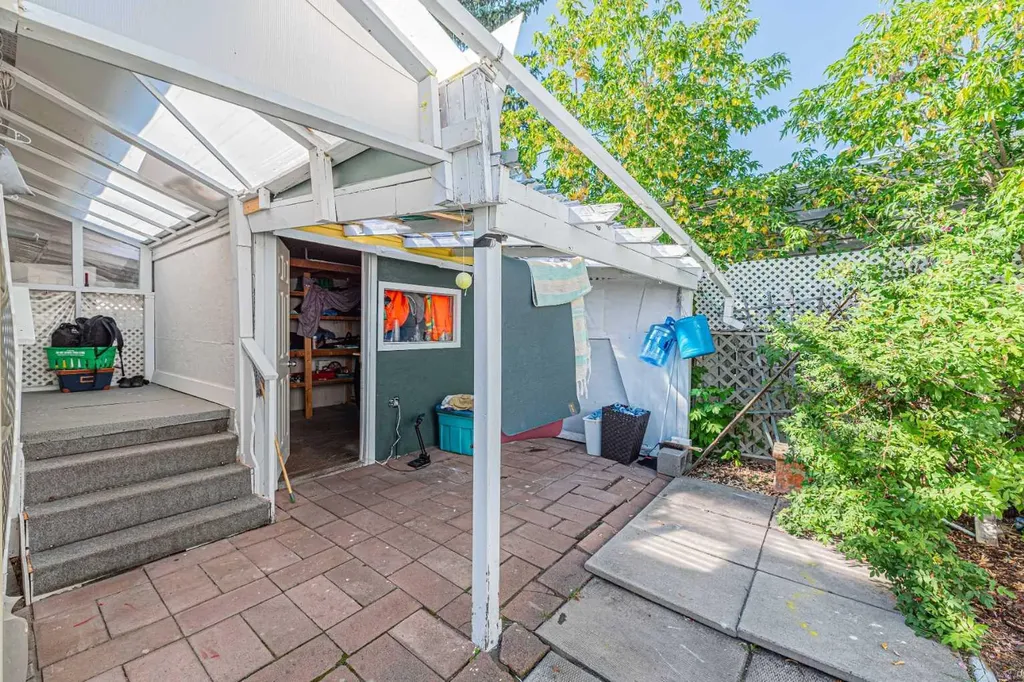 3223 83 Street NW Calgary AB T3B 5N1