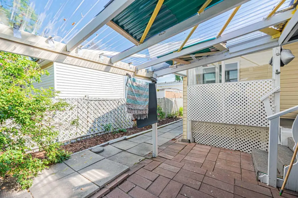 3223 83 Street NW Calgary AB T3B 5N1