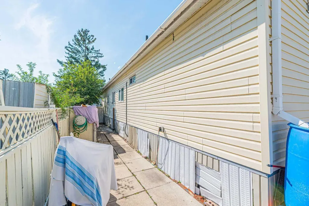 3223 83 Street NW Calgary AB T3B 5N1