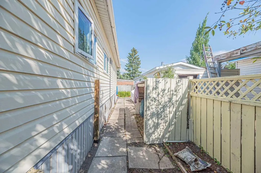 3223 83 Street NW Calgary AB T3B 5N1