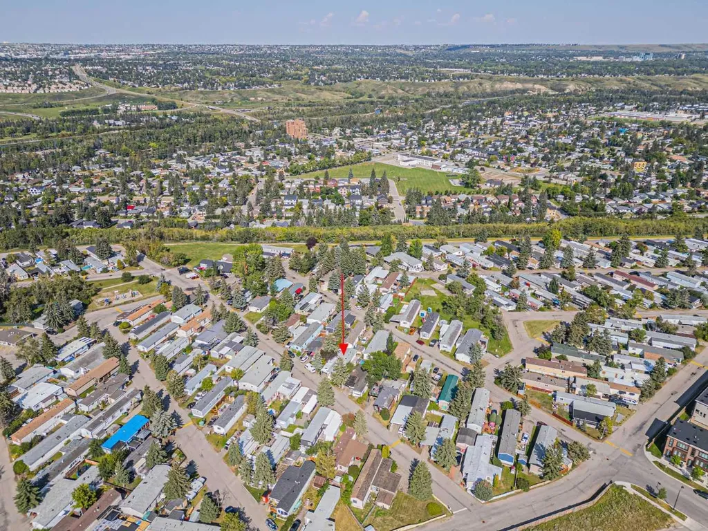 3223 83 Street NW Calgary AB T3B 5N1