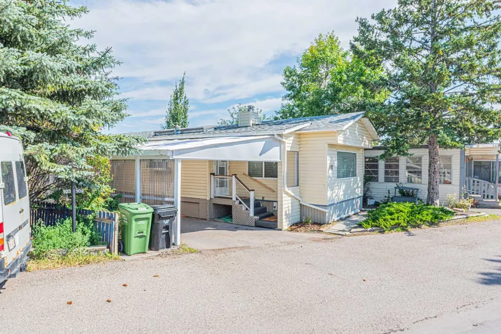 3223 83 Street NW Calgary AB T3B 5N1