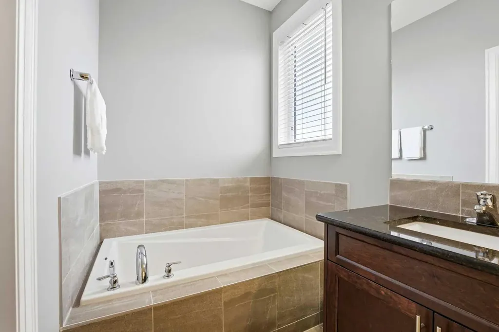 733 Windrow Manor SW Airdrie AB T4B 5H6