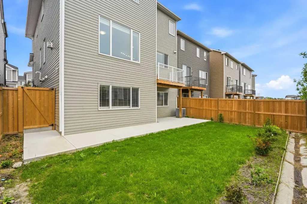 733 Windrow Manor SW Airdrie AB T4B 5H6