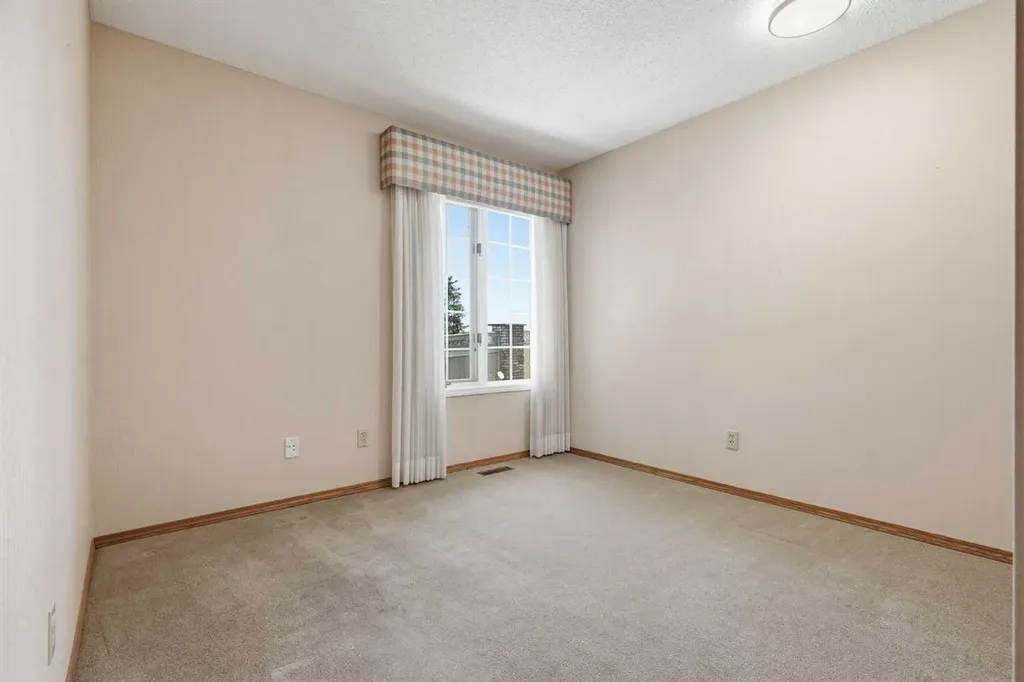 135 Shawnee Rise SW Calgary AB T2Y 2S3