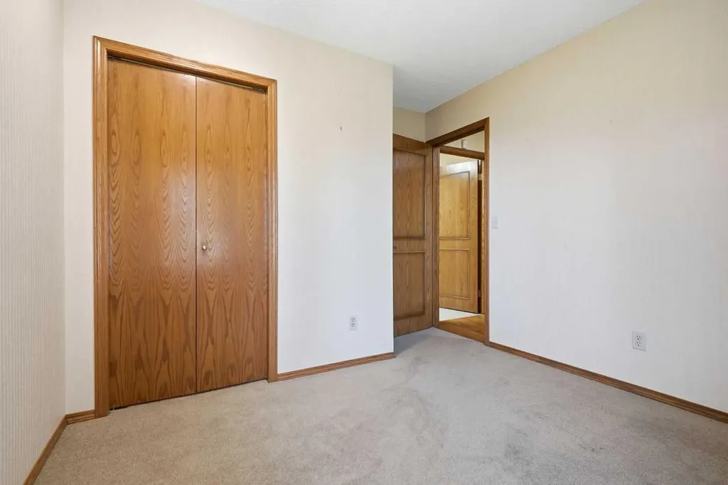 135 Shawnee Rise SW Calgary AB T2Y 2S3