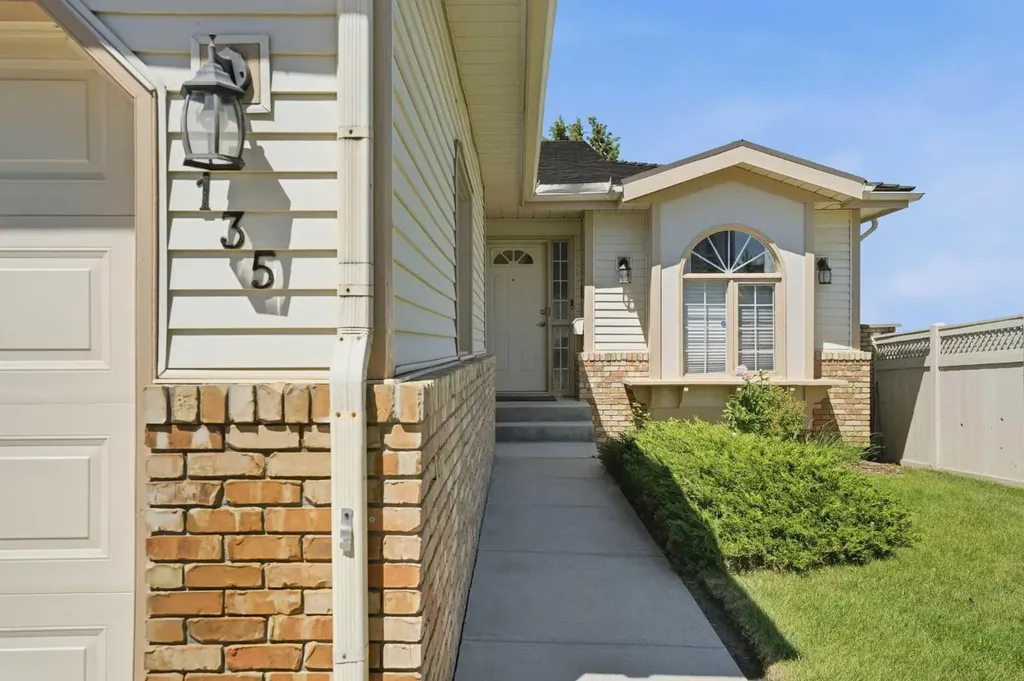 135 Shawnee Rise SW Calgary AB T2Y 2S3