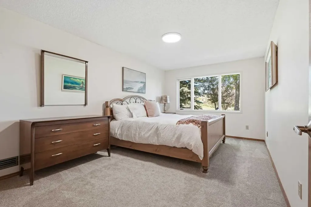 135 Shawnee Rise SW Calgary AB T2Y 2S3