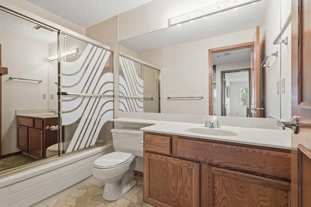 135 Shawnee Rise SW Calgary AB T2Y 2S3