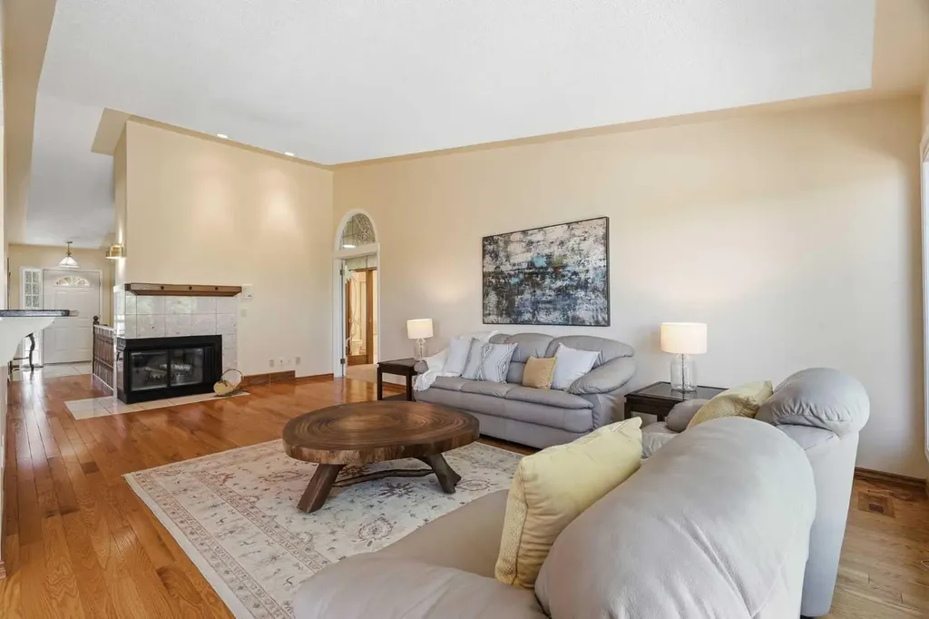 135 Shawnee Rise SW Calgary AB T2Y 2S3