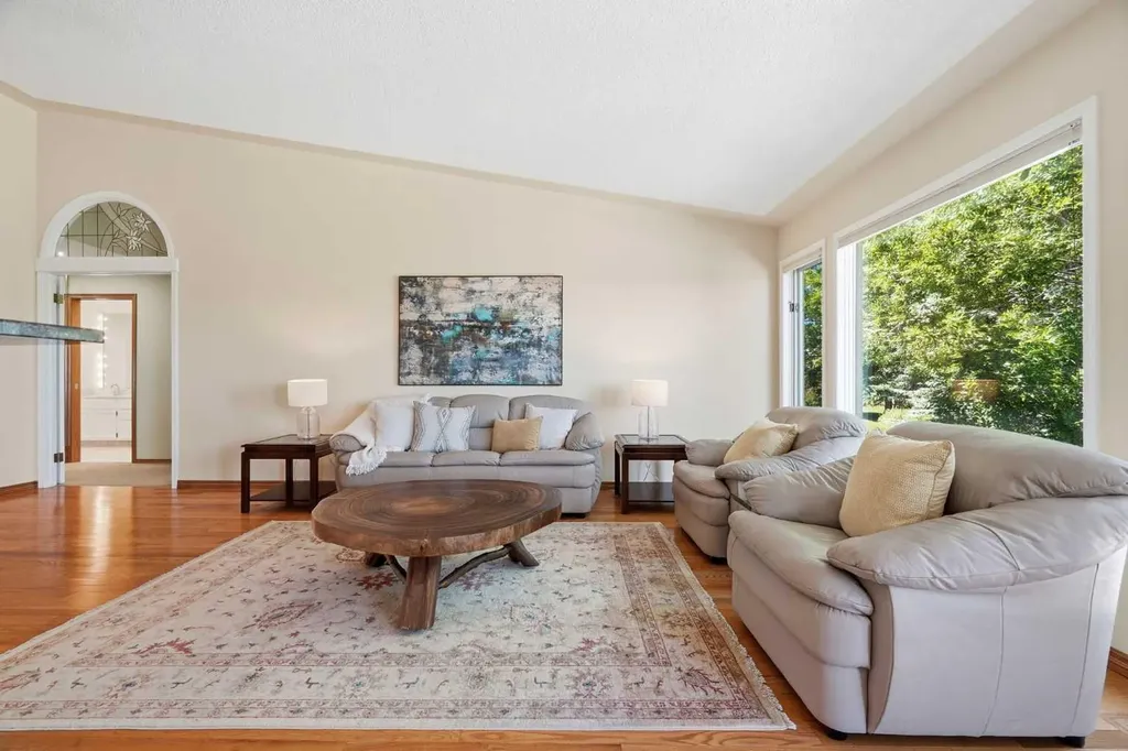 135 Shawnee Rise SW Calgary AB T2Y 2S3