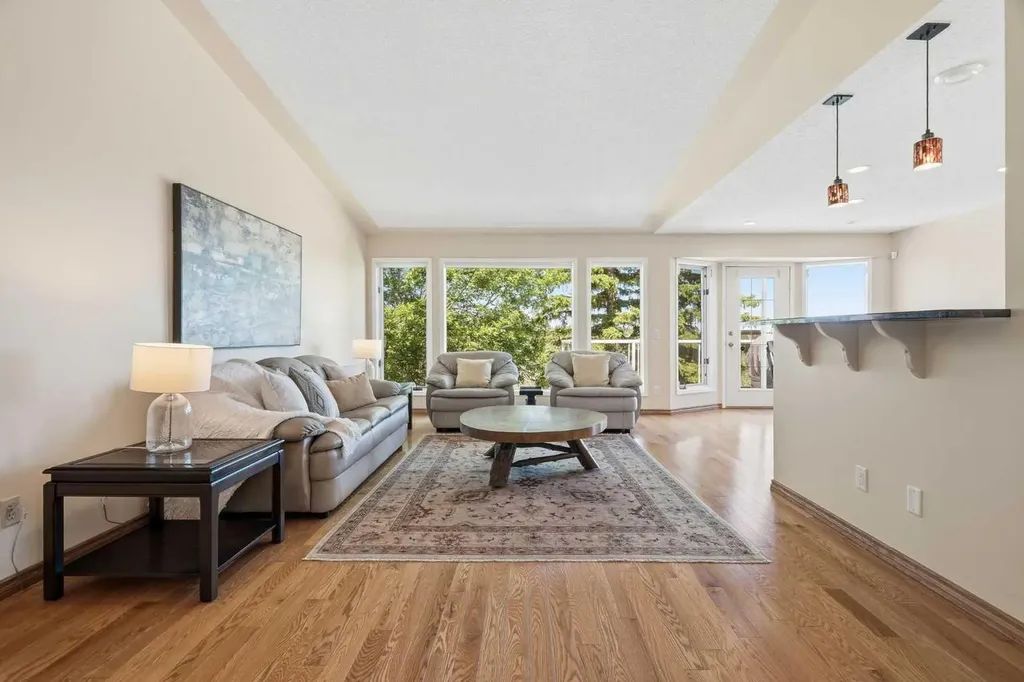 135 Shawnee Rise SW Calgary AB T2Y 2S3