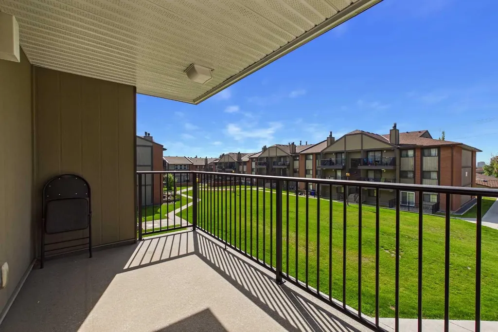 13045 6 Street SW Calgary AB T2W 5H1