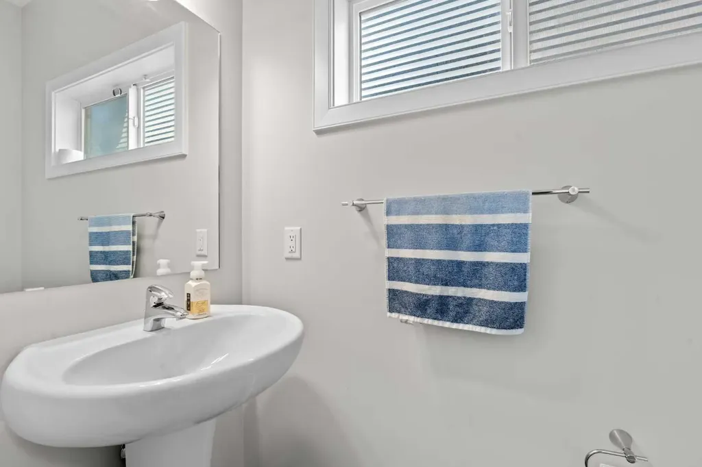 69 Carringvue Park NW Calgary AB T3P 1L1