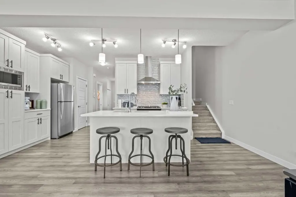 69 Carringvue Park NW Calgary AB T3P 1L1