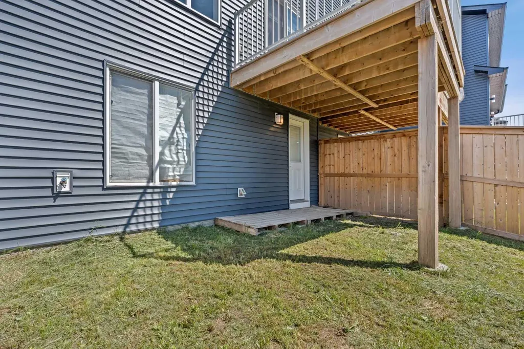 69 Carringvue Park NW Calgary AB T3P 1L1