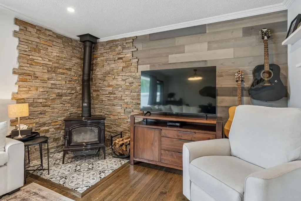 27 Heston Street NW Calgary AB T2K 2C3
