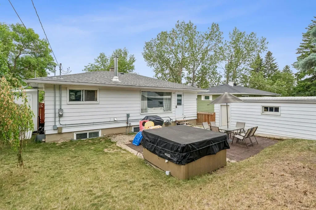 27 Heston Street NW Calgary AB T2K 2C3