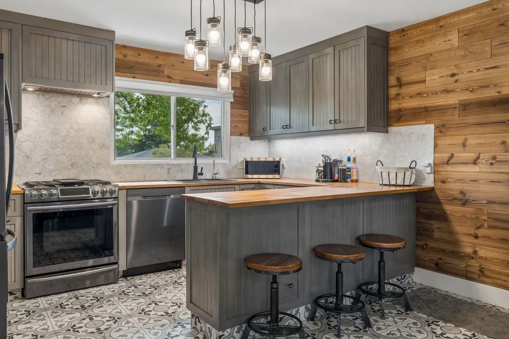 27 Heston Street NW Calgary AB T2K 2C3