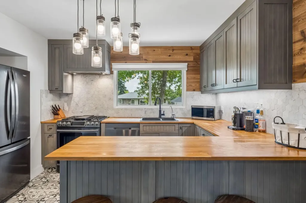 27 Heston Street NW Calgary AB T2K 2C3