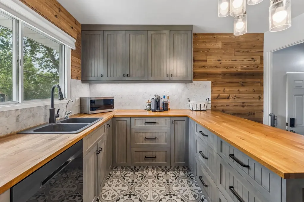 27 Heston Street NW Calgary AB T2K 2C3