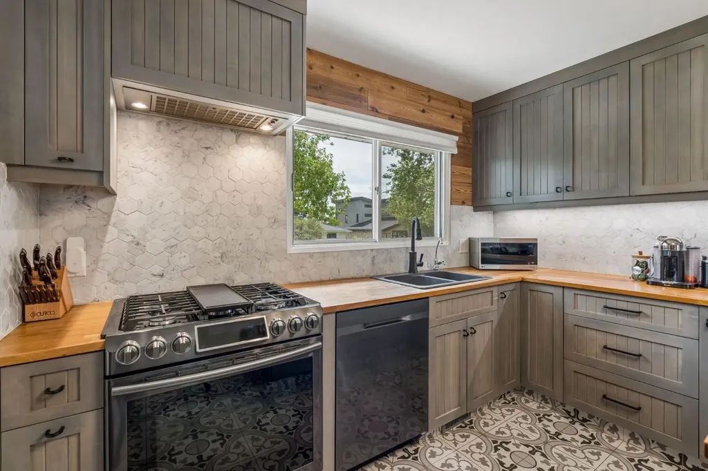 27 Heston Street NW Calgary AB T2K 2C3
