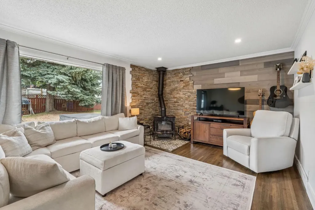 27 Heston Street NW Calgary AB T2K 2C3