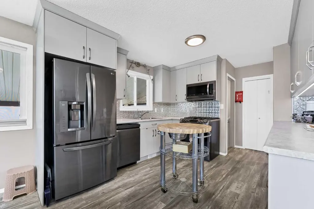 2689 Thompson Crescent SE Medicine Hat AB T1B 1C5