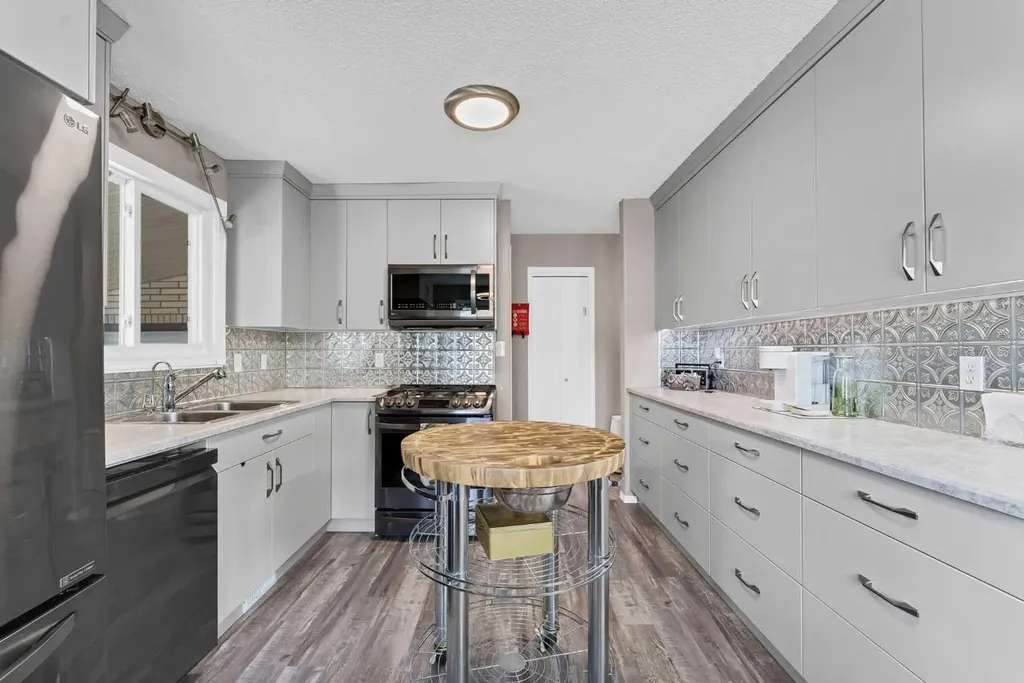 2689 Thompson Crescent SE Medicine Hat AB T1B 1C5