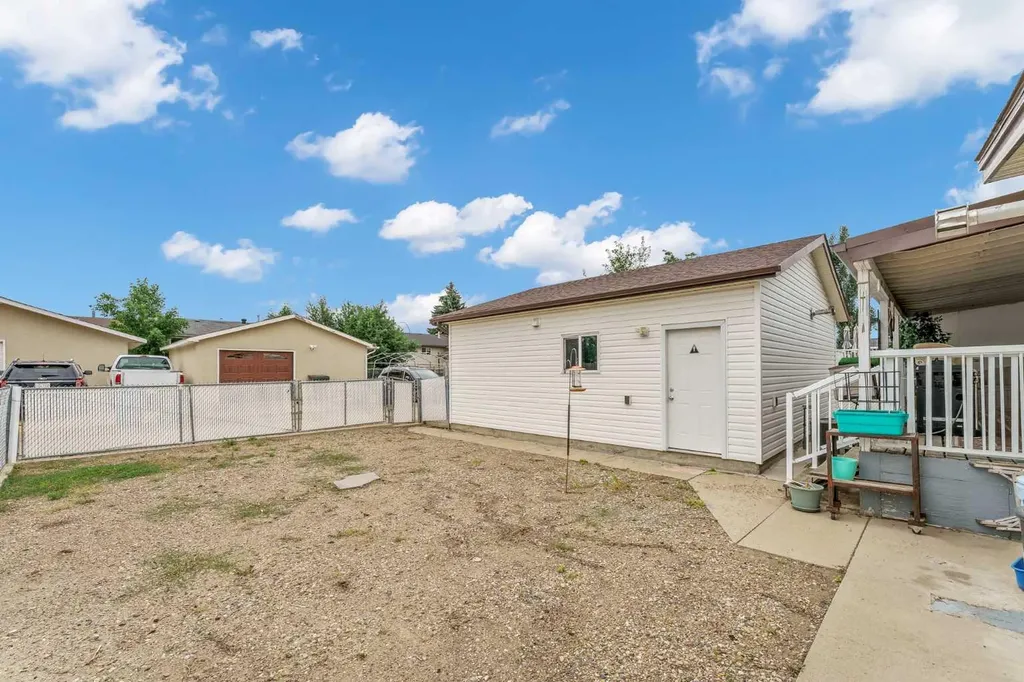 2689 Thompson Crescent SE Medicine Hat AB T1B 1C5