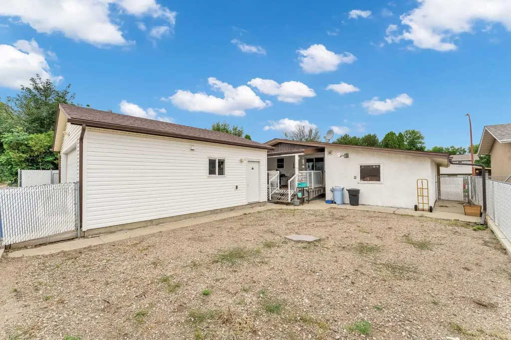 2689 Thompson Crescent SE Medicine Hat AB T1B 1C5