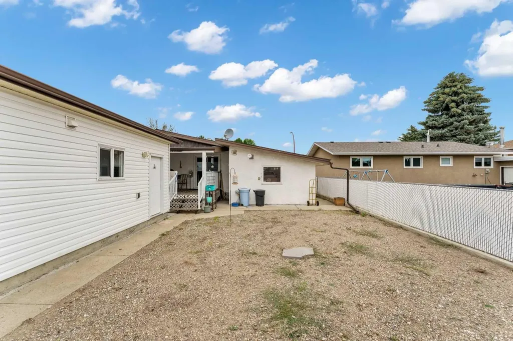 2689 Thompson Crescent SE Medicine Hat AB T1B 1C5